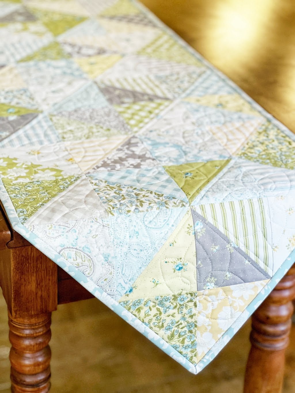 A beautiful & easy table runner pattern!